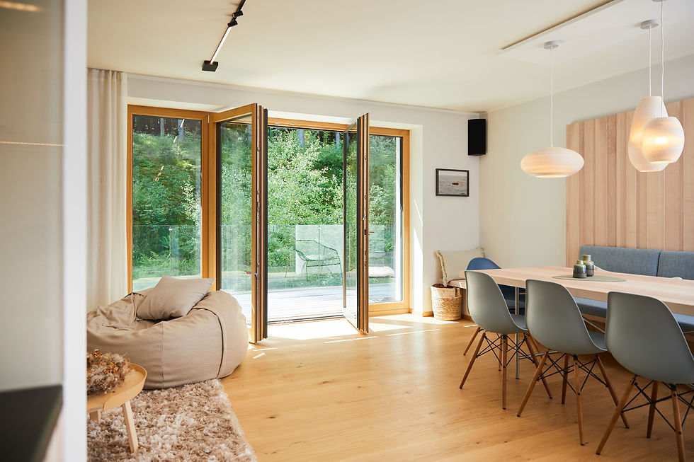 Wohnraum mit offener Holt Terrassen Tür und Fixverglasung