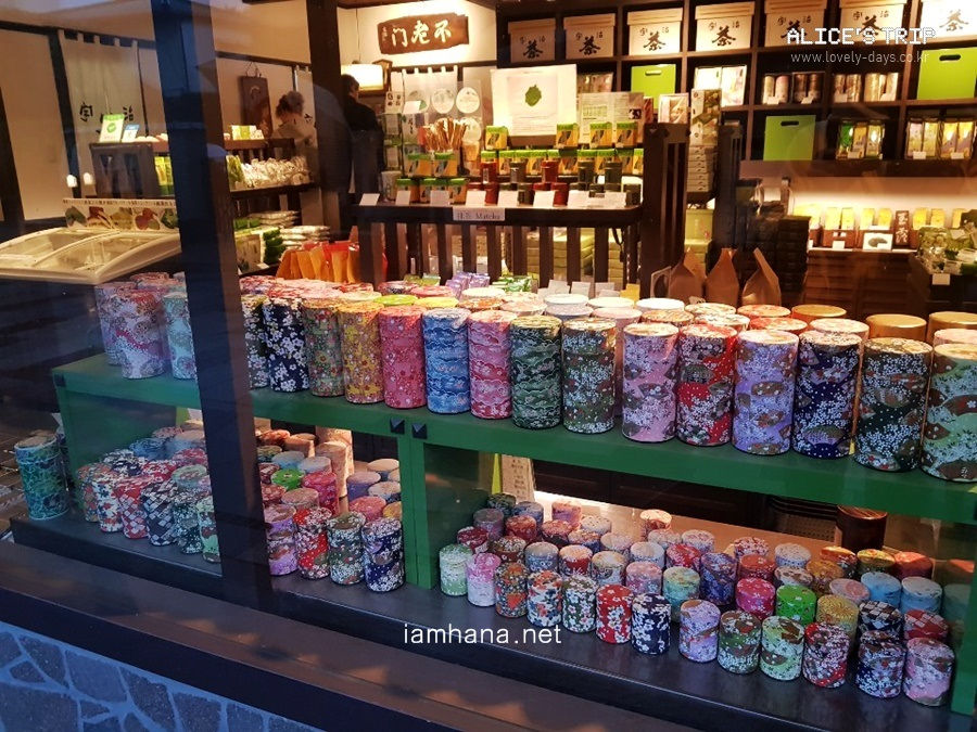 Even without any information, you can buy green tea that is so pretty and good quality on the streets of Omotesando. And everywhere! ini Omotesan