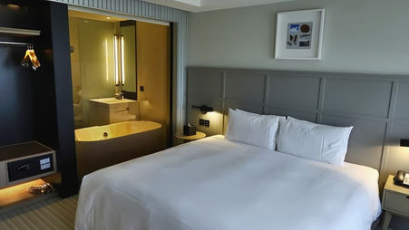 Clean interior and a tub in front of the windows! GREET IN 
 Kaohsiung hotel(Delux Double Room) + Sn