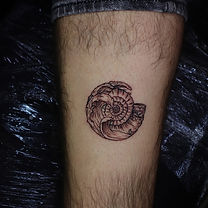 TATUAJE MINIMALISTA EN SOMBRAS