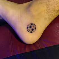 TATUAJE MINIMALISTA EN SOMBRAS