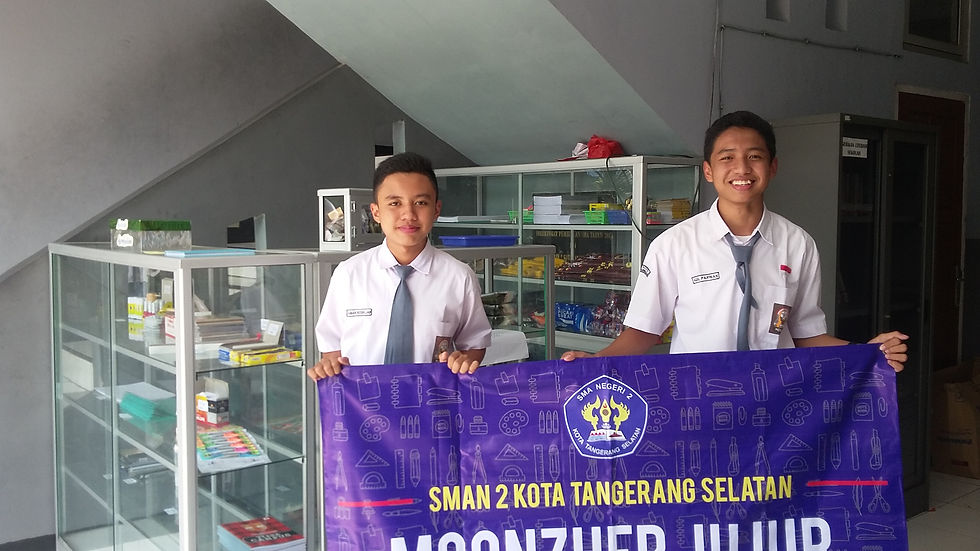 Ketua dan bendahara Irmas meluncurkan kantin jujur