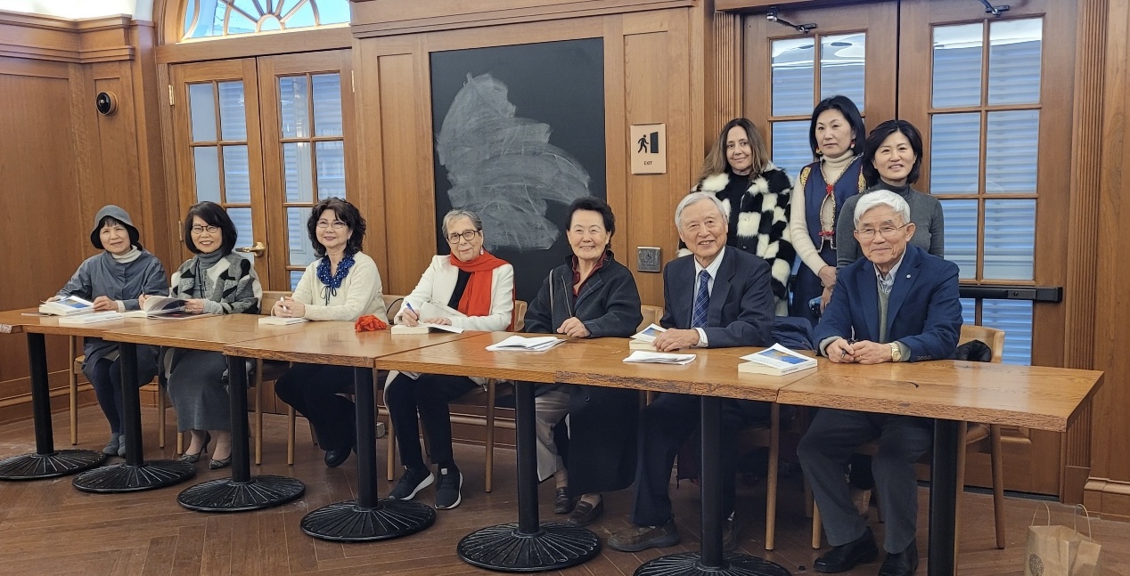 <์์ธ ๊ณผย ์>ย The poet and Poem with Grace Cavalieri ย ย ย ย ย ๋ฏธ๊ตญ ๊ตญํ๋์๊ดย ๋
น์ ๋ฐฉ์ก ย ย ย ย ย ย ย ย ย ย ์์ค์ ์ง๋ 5์ 9์ผย ๋งค๋ฆด๋๋ ๊ณ๊ด ์์ธ Grace Cavalieri ์ ์ด์ฒญ์ ๋ฐ๊ณ ย ์ฌ๋ํธ์ ๋ด ์์๋ฅผ ๋ญ์กํ๋ < The poet and the poem >ํ๋ก๊ทธ๋จ ๋ฐฉ์ก์ ๋๊ฐ๋ค.ย ๋๋์๋ณด๋ฉด ๋๋ ๊ณ ๋ฑํ๊ต ์์ ๋ถํฐ ์๊ณ ๋ฃ ์ฌ๋ถ๋ฆ์ ํด๋๋ ธ๋ ์ฒญํ๋ 2๊ฐ ํจ์ฐฝ๊ตญ๋ฏผํ๊ต ์ ๋ฌธ์์ ์ฌ์๋ ์ด์ด๋ น ์ ์๋์ ๋น๋กฏํ์ฌ ์์ค๊ฐ ์ฅ์ฉํ, ํ๋ก ๊ฐ ์ ๋์ฑย ์ ์๋ ๊ฐ์ ํ๋ฅญํ ๋ถ๋ค ํํ
์ ๋ฌธํ์์
์ ๋ฐ์๋ค. ๊ทธ๋ฌ๋ย ์ข์๋ ํ์ง๋ง ์ฒ์๋ถํฐ ๋๋ ๋ฌธํ์ ๋งค๋ฌ๋ฆด ์ ์์๋ค. ๋ค๋ง ์์๊ณผ ์์ ์ ์ผ๊ธฐ๋ฅผ ์ผ์ ๋ฟ์ด๋ค.ย ๋ณธ๊ณผ์ ์ฌ๋ผ๊ฐ๋ฉด์ย ๋ถํฐ๋ ๋ง์์ ๊ฐ๋ค๋ฌ๊ณ ์ํ๊ณต๋ถ์ ๊ฐ์ ๊ต์ฌ๋ฅผ ํ๋ฉด์ ํ๋น๋ฅผ ๋ฒ์ด์ผ ํ๋ค. ๊ทธ๋ ์ด ์ผ๊ธฐ์ฅ์ด๋ ์์๊ณผ ์กธ์
์ฅ์ ํ๋ํํ
๋ง๋ผ๊ณ 1972๋
๋ฏธ๊ตญ์ผ๋ก ์์ง๋ง ์ด์ ๊ทธ ํ๋ฐฉ์ด ๋ฌ์ฐํ๋ค.ย ์ ์ ์์ ์ ์๋ฆ๋ค์ด ์ด์ผ๊ธฐ๋ ๋ง์ด ๋ค์ด์์ ํฐ์ธ๋ฐโฆ๋ค๋ง 1968๋
2์ ์๊ณผ๋ํ์ ์กธ์
ํ ๋ฌด๋ ต์ ๊ทธ ๋น์์ ์์ฌํํ ์ ๋ฌธ๊ธฐ์๊ฐ ๋์๊ฒ ๋ถํํด์ ์กธ์
์๊ฐ์ ์ด ์ผ์ด ์์๋ค. ์ฌํ์์ ์ ๊ฑด์ฐํ(๊ธฐ์ฉ์๊ต์์ง๋) ํ์ ๊ต์๋จ์ฒด๋ฅผ ๊ณ ์ธ์ด ๋ย ์ ์ค๋๋ฌธ๊ณผ ๊ฐ์ด ์ด์ํ๋ ๋๋ฌธ์ผ ๊ฒ์ด๋ค. ๊ทธ๋ฌ๋ ๊ทธ๊ฒ์ด ์ต์ด๋ก ๊ณต์์ ์ผ๋ก ๋ฐํํ ๋์ ๊ธ์ด๋ค. ๊ทธ ํ 40๋
๊ฐ์ ๋๋ถ๋ถ์ ์๋์น๊ตฌ๋ค์ฒ๋ผ ๊ทธ๋ฅ ์์ฌ๋ก๋ง ๋ฐ์๊ฒ ์ด์๋ค. ๋ฏธ๊ตญ์ Lima ๊ทผ์ฒ์ธย Toledo, Ohio์์ ๋ง์ข
๊ธฐ ์์ธ์ด ์ด์์ง๋ง <์๋ฅผ ๋ฌด์ํ๋ ค๊ณ ์ฐ๋๊ฐ?>์๊ฐํ๋ฉด์ ์๋ฅผ ๋ด๊ฐ ์ด๋ค๋ ๊ฒ์ ์๊ฐ๋ ์๊ณ ์์๋ค.ย ๊ทธ๋ฌ๋ ๋๋ 1995๋
๊ฒฝ ๋ถํฐย ์ํ์ด๋ผ๊ณ ํ ์์๋ <๊ธ๊ฐ์ฐ ์ผ๋ง ์ด์ฒ๋ด, ํ๋ธ๋น์ทจ์ ์จ ์น๊ตฌ๋ค, ์ผ์ค๋๋ฃจ์คย ์ฌ๋ ์ฝ์ค์ ์จ ์น๊ตฌ๋ค> ๋ฑ์ ๋ฏธ์ฃผ์๋ ๋์ฐฝํ๊ฐ ๋ฐํํ๋ ์๊ณํ์ ์กํ๋ก ์ด์๊ณ ๋ฅผ ๋ณด๋ด์ ๋ฐํํ๋ค. ๊ทธ๋ฌ๋ค๊ฐ ์์ฌ๋ก์ ์ํดํ 65์ธ๊ฐ ๋ย 2008๋
์ <ํฌ๋ก ๋ฅํฐ์จ์ค>์ํ์ง์ย ์กํ๋ก ์ด ์๊ณ ๋ฅผ ๋ณด๋ด๊ณ ์ ์ฒ ์๋ฒ์ผ๋ก ๊ต์ ์ ๋ฐ๊ณ ๋ฐ๊ฐํ๋ค. ๊ทธํ ์์ธ์ ๋ฐฉ๋ฌธํ ๊ธฐํ๊ฐ ์๊ฒจ์ย ์๊ฐ <์๋ฌธํ> ์ก์ง๋ฅผ ๊ดํ๋ฌธ์ ๊ต๋ณด๋ฌธ๊ณ ์์ ๊ตฌ์
ํ๋ค. ์์ฆ์ ์์ธ๋ค์ด ์ด๋ป๊ฒ ์ ์ํ์ ์ฐฝ์ ํ๋์ง ์๊ณ ์ถ์ด์ ์ ๊ธฐ ๊ตฌ๋
์๊ฐ ๋ ๊ฒ์ด์๋ค. ์๋ฅผ ์ฐ์๋ ์ถฉ๋์ด ์ด๋ ์์ํ ๊ฒ์ด๋ค. ๊ทธ๋ฌ๋ค๊ฐ ํผ์ ๋ง ๊ทธ๋ฅย ์ํ์ ์ฐ์ง๋ง๊ณ ๋ฌธ๋จ์ ์ ์ ๋ฑ๋จ์ ํ๋ผ๊ณ ๊ถ์ ํ๋ ์๋ด์ ๋ง๋๋ก 2009๋
๊ฐ์ ์๊ฐ <์๋ฌธํ>์ ์๋ชจํ๋ค. 10ํธ์ ์ํ์ ๋ณด๋๋๋ฐ ๋๋๊ฒ๋ ์ ์ธ ์ฐ์ ์ํ์์ ๋ฐ๊ณ ย ํ๊ตญ๋ฌธ๋จ์ ์์ธ์ด ๋์๋ค.ย ๊ทธ๊ฒ์ ๊ทธํด12์ 24์ผ ๋ด ์์ผ์ ๋ฐ์ ์ ๋ฌผ์ด์๋ค. ์ด๋ ๊ฒ ํฉํผ์ ๋์ด์ ๋๋ ๋๋ฌผ๊ฒ ์์ฌ ์์ธ์ด ๋ ๊ฒ์ด๋ค. 40์ฌ๋
์ ์ด๋น์ธํ๊ณผ ์์ฌ๋ก์์ ๊ฒฝํ์ด ์์ฐฝ์์ ๋ชจ๋ ๋ฐํ์ด ๋์๋ค. ์์ฐํ ์็๊ณผ ์ฌๆญป๋ฅผ ๋ค๋ฃจ๋ ์ํ์ดย ๋ง์ด ์ฐ์ฌ์ก๋ค. ์ธ์ด์ ์ ํฌ๋ณด๋ค๋ ์ฒดํ์ ์ํ ์ฌ๋ฌผ์๋ก์ ๊น์ด๊ฐ ์๋ค๋ ํ์ ๋ฐ์๋ค. ์ฌ์ฌ์ ๋ฌธ๋์,๋ฐ์ฌ๋ฆ, ๊น๊ทํ ์ ๊ทํธ ์์ธ๋ค์ด๋ค. ํํธ ์๋ชจ๋ฅผ ๊ถํ ๋์ ์๋ด๋ 30๋
๋์ ํธ์ง๋ฅผ ์ฐ๋ฆฌ ์ด๋จธ๋์๊ฒ (ํ๋ต์ด ๊ผญ ์์) ํ ๋ฌ์ ํ ๋ฒ (์ก๊ธ์ํ์ ๊ฐ์ด) ์ฐ๋ ์ด์ธ์๋ ์ ๋๋ก ์์ ์ ๊ธ์ ์ฐ์ง๋ฅผ ์์๋ค. ๊ทธ๋ฌ๋ ๋๊ตฌ์ ์ก๊ตฐ๊ตฐ์ํ๊ต ๊ต๊ด(๋๋์ ์์ ๊ด๋ฆฌ, ์๊ธ์ฒ์น,์๋ฌด์ค์ฅ1968-1971)์ผ๋ก ๊ตฐ์๊ด ๋ณต๋ถ ์ค ์์ํ ์ฐ๋ฆฌ์ ๊ฐ๋ํ๋ ๊ฒฐํผ ์ด ๋ถํฐ ๋ ์ฌ์ฃผ๊ตฐ, ๊ฐ์ฒ๋ฉด, ์ ๊ธฐ๋ ์๋ ๋ฌด์์ด์์ ์ด ๋๋ ์๋ด๋ ์ด๋์ด ๋ฑ์๋ถ ์๋์์ ๋ฌธํ์ก์ง์ ์ฑ
์ย ์ฝ์๋ค. ์ ๊ณต์ด ๊ทธ๋์์ธ์ง ์ง๊ธ๋ ์ฌ์ ๋ณด๋ค ์ ํํ๊ฒ ๋ด ๊ธ์ ์๋ชป๋ ์ฒ ์๋ฒ์ ๊ณ ์ณ์ฃผ๊ณ ์์ธํ ์ฝ๊ณ ํ์ ํด์ฃผ์๋ค.ย ์ฐ๋ฆฌ๊ฐ Lima,ย Ohio์์ ๋ฏธ๊ตญ์ ์๋ ์์ฑํด์ผ๋ก ์ด์ฌ๋ฅผ ์จ๊ฒ์ด ๋ฒ์จ 15๋
์ด ๋์๋ค. 2013-2015๋
์๋ ๋๋ ์์ธ๋ ๋ฏธ์ฃผ๋์ฐฝํ(12๋ ์ค์ธํ ํ์ฅ์)ย ํธ์ง์์์ผ๋ก ๋ด์ฌํ๊ณ ๋ด ์์ํ์ ์ด๊ธฐ์ค ์ฃผ๊ฐ์ด ๋งค๋ฌ ๋์ค๋ ๋ฏธ์ฃผ ์์ธ๋ํ๊ต๋์ฐฝํ์ ํ๋ณด์ ์ฒซ๋ฉด์ ํฌ๊ฒ ์ฒ์ฐ์์ผ๋ก ์ฌ๋ ธ๋ค. ๊ณ ๋ง์ด ์ผ์ด์๋ค. ๊ทธ๋ก ์ธํ์ฌ ๋์ ์๊ฐ ์ฐจ์ธฐ ๋ ์ฑ์ํด์ก๋ค. ์ด์ด์ 10๋
์ ์ ๋ฏธ์ฃผ ์์ธ์๊ณผ๋ํ ๋์ฐฝํ์ฅ์ง์ ๋งก๊ฒ๋๊ณ ์๊ณํ์ ํธ์ง์๋ ๊ด์ฌํ๊ฒ ๋ ๊ฒ์ด ์ด์ 10๋
์ด ๋์๋ค. ๋ ๋๋ ์๋ ์์ฑํด ์ง์ญ์ ํ๊ตญ๋ฌธ์ธํ์ ๋ชจ์,ํฌํ ๋งฅํฌ๋ผ, ์ค๋์ฃผ๋ฌธํํ์ ๋ชจ์์ ์ ๊ทน ์ฐธ์ฌํ์ฌ ๊ธ์ ์ผ๋ค. ํ๊ธ ํ์ดํ๋ย ๋ฐฐ์ฐ๊ณ ์๋ฌธํ์๋ ์์ฃผ ์ํ์ ๋ฐํํ๋ค. ๋์์ ์ด ๋ฐ์ ํ๊ธฐ ์ํจ์ด๊ธฐ๋ํ๋ค. ๋ ์ด์ง์ญ์์๋ ์๋ฌธ์ผ๋ก ๊ธ์ ์ฐ๋ ๋ชจ์์ด ๋ฌธ์ธํ์ ๋ฐํ์ ํ์ฅ์ ์ํ์ฌ ์์๋์ด ์กฐ์ง์์ฑํด๋ํ ์ธ์ดํ๊ณผ์ ๊น์๊ธฐ ๋ช
์๊ต์์ ๋ฆฌ๋์ฝ์ผ๋ก ์ด์ด๊ฐ๋ค. ์๋
์ย ๋ฐ๊ฐ๋ Songs In A Second Language ์๋ ์ฐธ์ฌํ๋ค. ์ด์ฑ
์ ์ถํ๊ณผ ๊ด๋ จํด์ Maryland๊ณ๊ด์์ธ Grace Cavalieri์์ ์ธ์ฐ์ด ์ด๋ ๊ฒ ์์๋ฌ๋ค. ํ๊ตญ๋ฌธํ์ ์์ฑํด ์ฃผ๋ฅ ๋ฌธํ์ฌํ์ ์๊ฐํ๋ ๊ณ๊ธฐ๊ฐ ๋ ๊ฒ์ด๋ค. ์ก์ค์ ์ํ๊ฐ, ์ด๊ด๋ฏธ ์์ธ, ๋ฐ์์ ์์ค๊ฐ, ํฉ๋ณด ํ ๊ณตํ๋ฐ์ฌ, ๊น์ธ๊ธฐ ์์ธ, ์์ ํ ์์ธ, ๊ฐํ์ฅ ํ์ฅ์ ํฌํจํ ๊น์์ค, ์๋์, ๊น๋ฏธ์, ์ ํ์ , ๋
ธ์ธ์
, ๊น์ธ์ ๋ฑ ์ฐธ์ฌํ ์ฌ๋ฌ๋ถ์ ๊ณ ๊ทํ ์
์ ์ด๋ค. ์ง๋ 2์ 15์ผย ๋ฏธ๊ตญ ์ต์ด์ ๋ํ์ ํ๋์ธ ํด๋ณ๊ฐ Annapolis์ St, Johnโs College์์ ์ด ์ฑ
์ ์ ์๋ค์ด Book Signing (์ฌ์ง์ฐธ์กฐ)์ ํ๊ณ ย Grace Cavalieri ๋ฆฌ๋๋ก ํฉ๋ณด ํ ๋ฐ์ฌ , ๊น์๊ธฐ๊ต์, ์ด๊ด๋ฏธ ๋ฐ์ฌ๊ฐ ๊ทธ๋ ์์ ๋ค์ ์๋ฌธ ์ํ๋ญ์ก์ ํ๋ค. ๊ทธํ Cavalieri์์ธ์ ์ฃผ์ ์ผ๋ก 3์ 15์ผ์ ๊น์๊ธฐ ๊ต์๊ฐ ์ด๋๋์ด ๊ทธ๋
์ ์์์ ๋๋ด์ ๊ตญํ๋์๊ด์์ ๋
น์์ ํ๋ค. ๊ธฐ๋ก์ ๋ณด๋ฉด 2003๋
ํ๊ตญ์ธย ํ์์ด๋ฏผ 100์ฃผ๋
ํ์ฌ๋ก ๋ฏธ๊ตญํ๋์๊ด์์ ์ต์ฐํ์์ธ, ๊นํ์ ์์ธ์ด ์์ ์ ์ํ์ ๋ญ์กํ๊ณ ์์ด๋ก ๋ฒ์ญํ ๊ฒ์ ๋ฏธ๊ตญ์์ธ์ด ๋ญ์ก์ ํด์ค ๊ธฐ๋ก์ด ์๋ค. ๊ทธ๋ ๊ถ๊ท์ ์์ธ๋ ๋ฐ๋จ์ ์์ธ์ ๊ฐ๋งค๊ธฐ๋ฅผ ํ๊ตญ์ด๋ก ๋ญ์กํ๋ค.ย ๋ฐ๋ผ์ ๊ทธ 22๋
ํ์ธย 2025๋
3์ 15์ผ์ย 1์ธ ํ๊ตญ์ธ์ผ๋ก ์์ด๋ก ์์ ์ ์ํ์ ๋ฏธ๊ตญํ๋์๊ด์์ ๋ญ์ก ๊ฒ์ ์ด๋ ๊น์๊ธฐ๊ต์๊ฐ ์ฒ์์ผ ๊ฒ์ด๋ค.ย ๊ทธ ๋ค์ ๋ฌ์ ๋๋ ๋ป๋ฐ์ ์ฐ๋ฝ์ ๋ฐ์๋ค.ย Cavalieri์์ธ์ด ๊ทธ๋
๊ฐ ์ง๋ ์ญ์ฌ๋
๊ฐ Presentํ๊ณ ์๋ The Poet and theย Poem Program์ย ๋๋ฅผ ์ด๋ํ ๊ฒ์ด๋ค. 35๋ถ์ ๊ฑธ์ณ์ย ์ฌ๋ํธ์ ๋ด ์์๋ฅผ ๋ด๊ฐ ๋ญ์กํ๊ณ ๊ทธ๋
์ ๋๋ด์ ํ๋ ๊ฒ์ Zoom์ผ๋ก ๋ฏธ๊ตญํ๋์๊ด์ด ๋
นํํ๋ ๊ฒ์ด๋ค.ย Show์ ๊ธฐ๋ก๋ค์ Podcast์ ์ ํ๋ธ๋ก ๋ฐฉ์ก๋๊ณ ์๋ค. ๋ ์ง๋ 5์ 9์ผ ๊ธ์์ผ ์คํ 1์๋ก ์ ํ๋ค. ๋ด๊ฐ 1972๋
๋ฏธ๊ตญ์ ์จ์ง 53๋
๋ง์ด๊ณ ์๋ฅผ ์ฐ๊ธฐ ์์ํ์ง 15๋
๋ง์ด๋ค. ์ด ๋
นํ๋ฅผ ์ํ์ฌ ๋๋ ์ค์๊ฐ ์๋๋ก ์ค๋นํ๋ค. ์์ฌ๋ก์์ ๋ฏธ๊ตญ์ํ์ ์ฒ์ 38๋
๊ฐ์ ์ฃผ๋ก ์์ด๊ถ์ ์ฌ๋๋ค์ ์๋ํ์ง๋ง ์ง๋ 15๋
์ ์์ฑํด์ผ๋ก ์ด์ฌ๋ฅผย ์์๋ ๊ตํ๋ฅผ ๊ฐ๋ ๊ทธ๋ ๊ณ ๊ฑฐ์ ๋งค์ผ ํ๊ตญ์ฌ๋๋ค์ ๋ง๋ฌ๋ค. ๊ณจํ๋ ๋งค์ฃผ ์๋ ๋๊ธฐ๋ค๊ณผ ์น๊ณ .ย ํ๊ตญ ๊ตํฌ์ฌํ์์ ์ฃผ๋ก ์ํํ๋ ๊ด๊ณ๋ก ๋์ ์์ด๋ํ๋ฅ๋ ฅ์ด ์ค์๋ค. ์ธ์ด๋ผ๋ ๊ฒ์ ๋งค์ผ ์ฌ์ฉํด์ผ ๋๋ค. ์๋ฌด๋ฆฌ ์๋ฌธํ์ ์ ๊ณตํ๊ณ ์๋ฌธ์ฑ
์ ์ฐ๊ณ ์ฝ์ด๋ ์์ฃผ ์ฌ์ฉ์ ์ํ๋ฉด ์ํต์ ์ฅ์ ๊ฐ ์๊ธด๋ค. ๊ทธ๋์ ์ด ๋
นํ์ ์ค์๊ฐ ์๋๋ก ์ค๋นํ๋ค. ์กฐ๊ธ์ฉ ๋
ธ๋
์ ์ฒญ๋ ฅ์ด ๋๋น ์ก์ผ๋๊น ์ฐ์ Zoom์ผ๋ก ๋ค์ด์ค๋ ์ปดํจํฐ์ Volume์ ๋์ด๊ณ 2์ฃผ์ผ๊ฐ ์์ด์ฑ
๋ง ์ฝ์๋ค. ์ญ์ฌ๊ฐ ๊น์ย The Poet and the Poemย by Grace Cavalieri์ ์ ํ๋ธ์ ๋ค์ด๊ฐ์ ๊ณผ๊ฑฐ์ ๋์จ ์์ธ๋ค๊ณผ ์ด๋ป๊ฒ ๋ํ๊ฐ ์งํ๋๋์ง๋ฅผ ๋ฃ๊ณ ๋ณด์๋ค. ๊ทธ ๋ญ์ก ์๋์ ๋ฐ์์ ์ ํ์ฑ๊ณผ ์์ ์ ํํ์ ๋ฃ๊ณ ๋๋ ์ฐ์ตํ๋ค. ๋
นํ๋ฅผ ๋๋ ๋ด ์์ฌ์์ Zoom์ผ๋ก ํ๋๊นย ๋ฐฐ๊ฒฝ์ ์ ๋ฆฌํ๊ณ ์ก์์ด ์์๊ธฐ๋๋ก ์ธ๋ถ์์ ์ค๋ ์ง ์ ํ์ ์ ๋ ์๊ฐ๋์ ์ฐจ๋จํ๋ค. ๋ ๋ด์์ ์ ๋ญ์ก์ ์ผ์ฃผ์ผ ์ ๋ถํฐ ํ๋ฃจ์๋ 4-5ํย ๋
น์ํด์ ๋ค์ด๋ณด๊ณ ์์ ํ๋ค. ์ด๋ ์ ๋
นํ๋ฅผ ์ฌ์ฉ ์์์ ๊ด์ฐฐํ๋ ค๋ ์๋ด๋ฅผ ์ฌ์ ํด์ ๋ด ๋ฐฉ์ผ๋ก ๋ชจ์
จ๋ค. ํน์ ๊ธฐ์นจ์ ํ๊ฑฐ๋, ์ฌ์น๊ธฐ๋ฅผ ํ๋ ์ก์, ํนํ ์ค๊ฑฐ์งํ๋ ์๋ฆฌ๊ฐ ๋
น์์ ๋ค์ด์ค๋ฉด ๊ทธ๊ฒ์ ๊ณค๋ํ๊ธฐ ๋๋ฌธ์ด๋ค. ๋ฐ์ ์ ๋ฅํ์ด๋ฅผ ์ค๋ซ๋ง์ ๋งค๊ณ ์ ์ฅ์ ํ๊ณ ์ ์ ๋๋ ์ธ์ฌ์ ํ
์ด๋ธ ์์ ์์์ ์๋ฃ๋ฅผ ์ค๋นํ๊ณ ์ฝ์์๊ฐ์ ๊ธฐ๋ฌ๋ ธ๋ค. ์ข
์ด๋ฅผ ์ ๋ ์๋ฆฌ๋ ์ก์์ด ๋๋ ์์๊ธฐ๋๋ก ์กฐ์ฌํ๋ค. ๋ฌผ๋ ํ ์ปต ์ค๋นํ๋ค. ๋๋์ด 5์ 9์ผ ๊ธ์์ผ ์คํ 1์์ ์ ํํ ์๊ฐ์ย ์์ธ Grace Cavalieri์ย ๋ฏธ๊ตญํ๋์๊ด ๋
น์ ๋ด๋น์ธ 30์ฌ๋
์ ๊ฒฝ๋ ฅ์ ๊ฐ์ ๋ฏธ์คํฐ Mike T.๊ฐ ํ๋ฉด์ ๋์๊ณ ๊ทธ๋ ์ธ์ฌ๋ฅผ ํ๊ณ ๋
น์์ค๋ก ๋ฌผ๋ฌ๋ฌ๋ค. ์ด์ด์ ์ค๋ ์ด๋ ๋
น์์ด ์์๋ฌ๋ค. ๋๋ ์ ์ฑ์ ๋คํ์ฌ ์ํ์ ํ๋ํ๋๋ฅผ ๋ญ์กํ๊ณ ๊ทธ๋
์ ๋๋ดํ๋ค. Calvalieri ์์ธ์ 93์ธ์ ๋
ธ๋ จํ ๋ฐฉ์ก์ธ์ ๊ทน์๊ฐ์ด์ ์์ธ์ด๋ค. ๊ทธ๋
๋ ๋์ด์ ๋นํ์ฌ ๋๋๊ฒ๋ ์ ์์ด์ฒ๋ผย ์ ์ ์ด ๋ง๊ณ ์ ๋ชจ์ด์ค๋ฝ๊ณ ํ๋ฅญํ๋ค. ๋
นํ๋ ์ ์งํ๋์๊ณ ๋ง์ง๋ง ์ํ์ธ ๋ฏธ์ฃผ ์๋ ํ์ ๋ํ ์ฐํ์ฅ์ ๋ฌ์ฌํ <The Most Beautiful Coupleโs Dance ๊ฐ์ฅ ์๋ฆ๋ค์ด ๋ถ๋ถ์ ์ถค> ์ ๋ญ์กํ๊ณ ๋๋ฌ๋ค. ๊ฐ์ฌํ ๋ฟ์ด๋ค. ๋๋ด ์ผ์ฃผ์ ์ ์ฌ๋ ํธ์ ์ ํํ๋ผ๊ณ ์ฐ๋ฝ์ด ์์ ์๋
์ ๋ฏธ๊ตญํ ๋์๊ด์์ ์ฑํ๋ ๋์ ์์งย <๋ฌด์ฌํ๊ตฌ๋ฆ Callous Cloud>์ ์๋ 8ํธ์ ๊ณจ๋ผ์ ์ฑ
๊ณผ ํจ๊ป ๊ทธ๋
์๊ฒ ๋ฏธ๋ฆฌ ๋ณด๋๋ค. ์ด๋ ๊ณ ๋ง์ด ๋ง๋ฆฌ์๋ฅผ ํ.์์ผ๋ก ๋ญ์กํ๋ฉด์ ์์ํ์ฌ. ์์ด๋ก <์ฐํฌ๋ผ์ด๋ ์ด๋ฆฐ์ด์๊ฒ ๋ณด๋ด๋ ํธ์ง, ๊ตด, ์๊ฐํ๋ ์ฒ> ์ผ๋ก ์ด์ด์ง๊ณ ย ์น๊ตฌ์ ๊ณ ํต์ ์ํ๊น์ํ๋ <๋ชธ์ด ์ ์์ง์ธ๋ค>, ์๋จ์ ์ด ๊ด๊ณ๋ <ํ๋๋ผ๋ ์๋ฆฌ>, ์ 2์๊ณ ํฅ < ๋ผ์ด๋ง๋๋๋ก> ์์๋ก ๋ญ์กํ๋ค. ์ก์ด์คย ์ฌ๋ณ์์ ๋์ ์ด์ผ๊ธฐ์ย ์๋จ์ ์ด์ผ๊ธฐ, ํด๋ถํ๊ต์ค์ด์ผ๊ธฐ, 16์ธ ์๋
์ ๋๊ฐ๊ณจ์ ๋ํ ๊ฐ์ฌ์ ๊ธ, ํ๊ตญ์ ๊ฒฝ์ ์ ์ธ ๋์ฝ์ ๋ํ์ฌ ์๊ฐํ๋ค. ๊ทธ๋ฆฌ๊ณ 6.25์ ์ํ์ ๋ํ๋์๋ ํ๊ตญ์ ๋ํ, ๊ณตํ, ์ํ, ๊ต์ก์ ๋๋ฅผย ๋ฐ์ ์ํค๋๋ฐ ๊ธฐ์ฌํย University ofย Minnesota Project์ ๋ํ ๊ณ ๋ง์ด ์ด์ผ๊ธฐ๋ ๋ณด๋๋ค.๋ฌด์๋ณด๋ค๋ย ํ๊ธ์ ํตํ ์ฐ๋ฆฌ๋ฏผ์กฑ์ ์ฐ์์ฑ์ ํจ๊ป ์ค๋ช
ํ ์ ์์๋ค.ย ์ด๋ ๊ฒ ๋ฌธํ์ ํตํ์ฌ ์ ํฌ๋ธ์ Podcast๋ฐฉ์ก์ผ๋ก ๋๊ฐ๋ ์ด ์์ ํ๋ก๊ทธ๋์ 1์ธ ํ๊ตญ์ฌ๋์ผ๋ก ์ฒ์ ์ฐธ์ฌํ๊ฒ ๋ ๊ฒ์ ๊ฐ์ฌํ๋ค. ๋๋ Grace Cavalierii ์์ธ์๊ฒ ์๋ ์๊ณํ ์ ๋ฌธ๊ณผ ๋ฏธ์ฃผ ์๋ ์๊ณํ๋ฐํ 50์ฃผ๋
๋ฌธ์ง์ ์์ด๋ก ์ฃผ์์ ๋ฌ์์ ๋ค์ ํธ์ง์ ๊ฐ์ด ๋ณด๋๋ค.ย My Dream (๋์ ๊ฟ) ๊ทธ๊ฒ์ ๋ถ๋ช
ํ ๊ธฐ์ ์ ๊ฟ์
๋๋ค/์ง๋ 2์ ๋ณด์ฌ๋น์ ๊ฐ์ด ์ฐพ์์์ด์.์ฑ ์กด์ค ๋ํ์์, ์๋ฆ๋ค์ด ์บ ํผ์ค, ๋์๊ด/๊ทธ๋ฆฌ๊ณ ๋ง์ ํ๋ฅญํ ์ฐ์ฌ๋ค์ ๋ชฉ์๋ฆฌ์ ํจ๊ป ์์ต๋๋ค ๋ค ๊ทธ๋ ์ต๋๋ค/๋๋ ์ฌ๋์ด์ด์์ง์ 1950๋
์/ํ๊ตญ์ ์์ด ํฐ์ง๊ณ ๋ ์ผ๋งํ/๊ฐ์ฒ๊ฐ ๋๊ตฌ๋๋ถํผ๋ ๊ตญ๋ฏผํ๊ต์์ ๊ตฌ๊ตฌ์
์ ์์กํ ๋/์ ๋ฐ์ด ์์์ด์ 74๋
์ ๊ทธ๋์/๊ทธ๋ฐ๋ฐ ๋ณด์ญ์์ค ๋๋ ์ง๊ธ 2025๋
์ ์์ธ์ด ๋์ด/์ฌ๊ธฐ ๋ฏธํฉ์ค๊ตญ ์๋์ ๋น๋นํ ์ฐ์ต๋๋ค/๋ฏธ๊ตญ ๊ตญํ๋์๊ด์ด ๋
นํํ๋/๋ฐ์ด๋ ์์ธ ๊ทธ๋ ์ด์ค ์นด๋ฐ๋ ๋ฆฌ๊ฐ ์ฃผ๋ํ๋ ๋ด ์ ๋ญ์ก์ ์ํ์ฌ ์์ต๋๋ค/์กด๊ฒฝํ๋ ์์ธ๊ณผ ํจ๊ป ์๋ฅผ ์ฝ์ผ๋ ๊ฐ์ด์ด ๋๋๋ค ์ด๊ฒ์ ๋ถ๋ช
ํ ๊ธฐ์ ์
๋๋ค/์ถ๋ณต์ ๋ฐ์ ๊ฒ์
๋๋ค/๋ฌ๋ฆฌ ์ค๋ช
์ ํ ์ ์์ต๋๋ค/๋ง์ ์์ฑ, ๋ฐ๋ปํ ์ฌ๋, ์ธ๋ฅ์ , ๊ทธ๋ฆฌ๊ณ ์์ ํ์ด ์๋ํฉ๋๋ค/๋๋ ๊ฟ์์ ์์ต๋๋ค. ์์ฃผ ํ๋ณตํ ๊ฟ์
๋๋ค/์กด๊ฒฝ๊ณผ ๊ฐ์ฌ๋ฅผ ๋๋ฆฌ๋ฉด์ ย ย ย ย ย ย 5/10/2025 ์์ค์ The Poet and the Poem with Grace Cavalieri ์ ํ์ 1๋ถ ์ ย ย ย ย ย Recorded by Library of Congress ย ย ย ย ย ย ย ย ย (Seo, Youn-Seok, Virginia) ย On May 9 th , 2025, I was invited to this program by the poet laureate of Maryland, Grace Cavalieri.ย As I recall my high school period, there was a great class on literature given by many famous teachers such as O-young Lee, Yonghak Chang, Dongwook Shin. Mr. Lee who used to live across from Hyochang Elementary School in my neighborhood, asked me to go to a publishing company to bring a check for his manuscript. I liked poetry, but I could not hang on to it for a living. Instead, I did write my diary for a while, but when I became a medical school student, I had to concentrate on studying and working for my tuition. I left my diary-book and my premedical course diploma at my older brotherโs house when I immigrated to the US in 1972 and I do not know where those are. It must have a beautiful story in it. My first published writing was an essay on Korean Physicianโs Newsletter in February 1968. I was requested to write it by an editor because I at the time led a social student organization, Gunwoo Society with my friend, the late Dr. Shill Shin. The next 40 years afterward I lived as a hard-working physician like most of my classmates. Although the Poet Jong-Gi Mah resided at Toledo, Ohio near Lima where I lived. When I saw him, I wondered why he wrote poems. On 1995 I started writing essays with titles such as โDiamond Mount Tripโ, โMy Friends at Pebble beachโ, and โMy dear friends at Old Course at San Andrewโ on my alumni newsletter, Sigetop. At my age 65 after retirement from medicine, I published a book โHello Doctor Seoโ and I visited Seoul and purchased a monthly poetry magazine โShimunhakโ to check how they write poems nowadays. Afterward, I started writing poems. I was impressed with a new style of poetry, and I practiced in creating my own. One day my wife advised me to apply to an official admission process to be a new poet. ย I agreed and sent my 10 poems as an applicant. On December 24, 2009, on my birthday I received great news from Poet Kyuwha Kim, the editor of Shimunhak and I became a poet. My 40 years of experience as an ENT physician helped my writing, and many poems were about life and death. The panel members for selecting poets were DukSoo Moon, Jaerung Park. Kyuwha Kim, Kyuho Shin and they praised my works on the basis of true experience rather than decorative language. I would like to acknowledge my wife, Sunja, for encouraging me to apply. She graduated from Ewha Women University where she majored in literature. We married during my military service time when we were poor financially. After serving as a medical officer at the Korean army medical school, I served another year at a remote village where there was no electricity. I recall that she always read books even under dim light and had sent a letter to my mother once a month with a check for our parents for 30years till 2005 when my mother passed away at age 97. Also, my wife is very good at spelling, and she has been the first one who read my writing and gave me her opinion with some criticism.ย But she never writes on her own. 15 years passed since I moved from Lima Ohio to Virginia. I served as an editorial member of Seoul Nation University alumni Newsletter in the US (2013-2015) and I served as the 44 th ย president of my medical school alumni association in North America (2015-2016). I have overseen editing newsletters on Sigetop till now for the last 10years. Also, I attended the activities of Korean literary society in Washington, International PEN Korea, and YundongJu literary society. I learned typing too. All my literary involvement stimulated me to write better.ย Several years ago, poet Hyunsook Park established English division of LSW and afterward Young-Key Kim Renaud led to publishing Song In A Second Language ย and many members participated including Yearn-Hong Choi, Sarh Song, Kwang Mi Lee, Han Hwangbo, Sukza Park, Ingee Kim, Lydia Im, Hea-ok Kang, Sam Se-Woong Ro, Haesun Jung Ravoke, Insook Kim, Me-Young Kim, Yong-Sil Kim. Meyoung Kim, Nayoung Seo, Young-Key Kim Renaud. Hyun Park-Han, and Youn-Seok Seo. For this book, Poet Grace Cavalieri previewed and made comment, <Voice as A Bridge>. Last Feb 15, 2025, at the St. Johns College, Annapolis Maryland we had book signing session after presentations by Dr. Han Hwangbo, Dr. Kwang Mi Lee, and Professor Young-Key Kim Renaud led by Maryland poet laureate Grace Cavalieri. On Marh 15, 2025, poet Grace Cavalieri invited Professor Young-Key Kim Renaud for a recording at recording room in the US Library of Congress on her English poems and reading. This was the first time any Korean born person did a reading for this program. In the past 2003, as a memorial event of 100 years immigration of Korean to America, Yearn-Hong Choi and Haeng-Ja Kim read their poems on Korean but English version were read by American and Kwi-Soon Kwon read a poem, โSea gullโ of poet Namsu Park in Korean. In April I was surprised and excited to receive an invitation from the program The Poet and ย the Poem ย presented by Grace Cavalieri over many years. That visual recording will be done by the US Library of Congress, and I had to read eight of my English poems and Grace Cavalieri will be in the talks together in remotely. It will be on Podcast like her other many previous programs. For me It was 15 years after I started writing poems and 53years after I came to the US. I had to prepare for this appearance. For 38 years from 1972, I was around English-speaking people but the last 15 years since I retired from medicine and I am almost only around Koreans. I had to refresh my English to do a good job for my reading. I raised the volume of computer to avoid any hearing mistakes and read only English books as much as possible. I opened many of her previous records and reviewed how other poets did it.ย Language, we must use it often, otherwise you will lose the skill. I stopped the all other telephone lines for two hours to keep quiet for recording and cleaned the desk and prepared the background and got a cup of water. I asked my wife to go to another room to prevent any noise of coughing, sneezing, particularly dish washing sound. I dressed in formal clothes and put on a bright color necktie and waited in front of the table at 1pm, May 9 th , 2025. Finally, Grace Cavalieri and Mike T from Library appeared and he said hello and moved out to the recording room and my reading and our conversation started and lasted for 35minutes.ย She was a 93-year-old brilliant poet and playwright and radio host of the Library of Congress. She was very humorous, compassionate and very impressive. Our recording went very well. The first poem that I presented was titled โGracious Mariaโ and I read it in both English and Korean and the rest of poems I read in English. The last one was โthe most beautiful coupleโs danceโ which was written during the medical convention dinner. Eight poems were sent to her 2 weeks prior to the reading and most of them were from my poetry book Callous Clouds ย which was accepted by US Library of Congress 2 years ago. I shared several of my poems that day including โLetter to Children of Ukraineโ, โOysterโ, โI cannot move my bodyโ, โThinking Woods, and โSobbingโ. I had talk about Korean War, Vietnam War, anatomy class, and the skull of 16 years old girl. I had a chance to explain about the great mission by the US government and University of Minnesota to help poor Korea after the Korean War 1955-1960 prior to this presentation by mail. We were happy to have this opportunity to present Korean alphabet, Han Gull ย to an American audience. I am so honored to participate in this great visual recording of poetry reading. It was the first time for a Korean immigrant to the US. I sent my appreciation letter to her with the recent medical school alumni publications and Sigetop newsletter with limited comments in English. ย My Dream It must be a dream in a miracle It started with the soft rain last February At St. Johnโs College Beautiful campus, and library And full of lovely presentations ย Yes, I was an eight-year-old poor child, in 1950 During the Korean War I had no shoes, 74years ago Here I am a poet, in 2025 In the United State of America Presenting my poetry for this distinguished program The Poet and the Poem Hosted by the Great Poet, Grace Cavalieri The poet I admire ย It must be a dream in a miracle I am blessed There is no other explanation for this fact What the power of Love, Humanity and the Art of poetry are! I am still in a dream, a happy dream With my sincere appreciation ย May 10 th , 2025,ย ย Youn Seok Seo ย It must be a dream of a miracle/It started with the soft rain last February/At St. Johnโs College/Beautiful campus, library/and full of lovely presentations Yes, I was an eight-year-old poor child, in 1950/During the Korean War/ I had no shoes,74years ago/Here, I am a poet, in 2025/In the United State of America/Presenting my poetry during the distinguished program <The Poet and the Poem>/Hosted by Great poet, Grace Cavalieri/ The poet I admire It must be a dream of a miracle/I am blessed/There is no other explanation for this fact/ What the power of love, humanity and the art of poetry are! / I am still in a dream, happy dream/ With my sincere appreciationย ย 5/10/2025 Youn-Seok Seo ย ๋ .