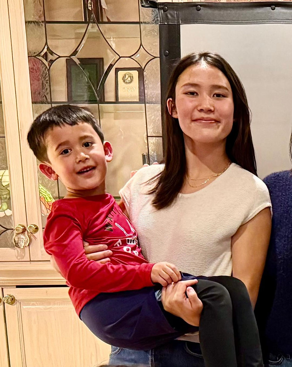 回台灣「尋根之旅」的兩個禮拜。特意找只說華語的導遊, 製造全程「完全沈浸的語言環境,真正體會台灣的風俗民情。傳統的種子悄俏地播種在小朋友的心田。二月初,大女兒告訴我們,學校老師鼓勵大孫女參加美國西部五個州的中文作文比賽, 她居然拿到第二名。