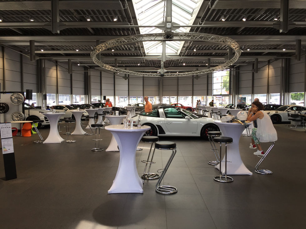 Das erfahrene Servicepersonal des Porsche Zentrums Paderborn steht bereit, um Kunden und Gästen einen erstklassigen Service z