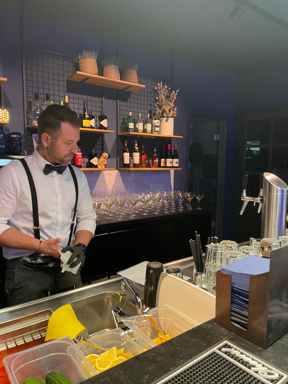 Exit Catering aus Detmold setzt die Vision unseres Kunden für einen aufregenden 'Poker Abend' um. Um das Ambiente zu perfektionieren, präsentierte unser Team ein Flying-Buffet mit edlen Fingerfood-Variationen.