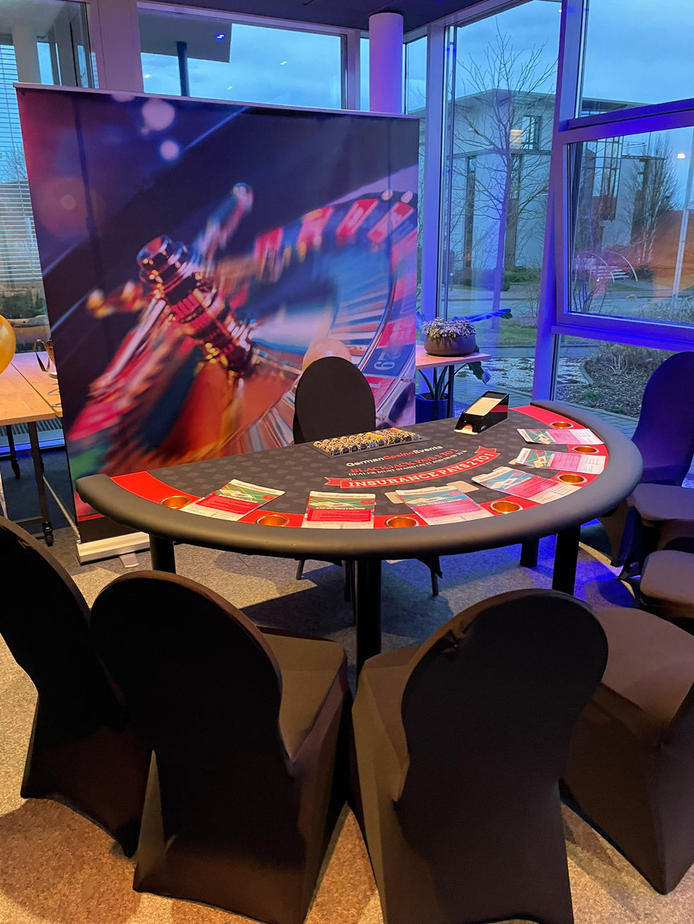 Exit Catering aus Detmold setzt die Vision unseres Kunden für einen aufregenden 'Poker Abend' um. Um das Ambiente zu perfektionieren, präsentierte unser Team ein Flying-Buffet mit edlen Fingerfood-Variationen.
