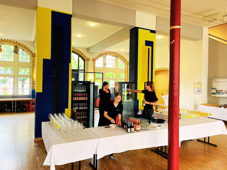Moderne Catering-Theke mit einer Auswahl an Fingerfood-Snacks und kleinen Vorspeisen.