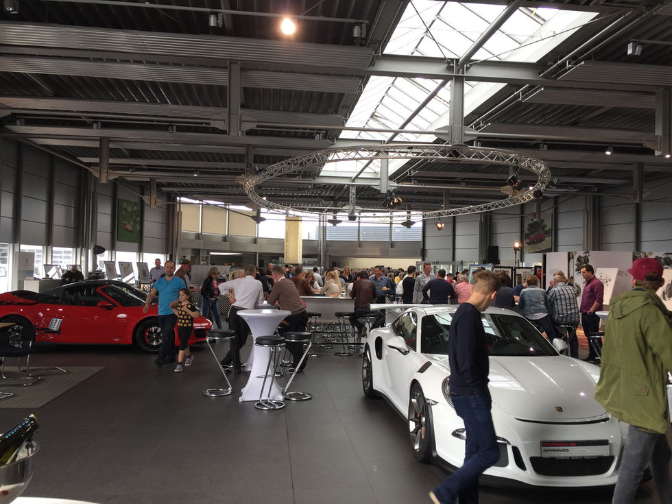 Hochwertige Gourmet-Speisen für Veranstaltungen im Porsche Zentrum Paderborn, serviert mit Raffinesse und Stil.