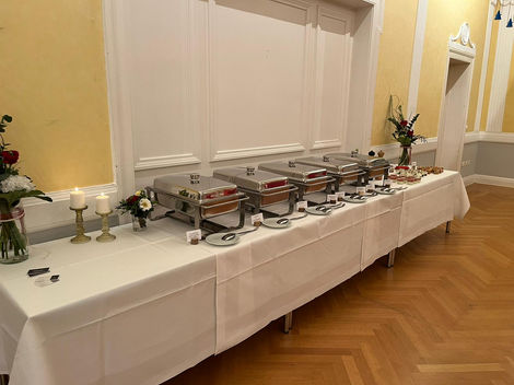 Buffettisch mit dekorativen Speisenarrangements und frischen Zutaten
