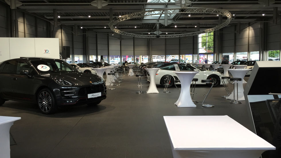 Einladende Atmosphäre: Das Porsche Zentrum Paderborn lädt zu exklusiven Kundenveranstaltungen ein, unterstützt von erstklassigem Catering und professionellem Service.