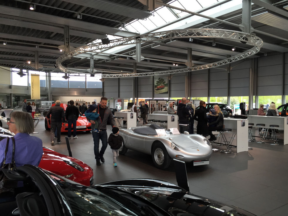 Vielseitige Impressionen aus dem Porsche Zentrum Paderborn, das als erstklassiger Veranstaltungsort für automobile Begeisteru