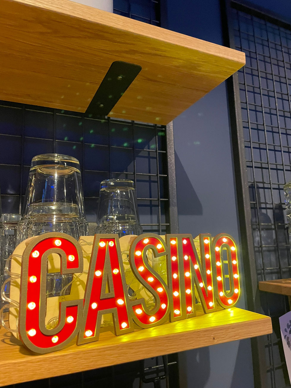 Exit Catering aus Detmold setzt die Vision unseres Kunden für einen aufregenden 'Poker Abend' um. Um das Ambiente zu perfektionieren, präsentierte unser Team ein Flying-Buffet mit edlen Fingerfood-Variationen.