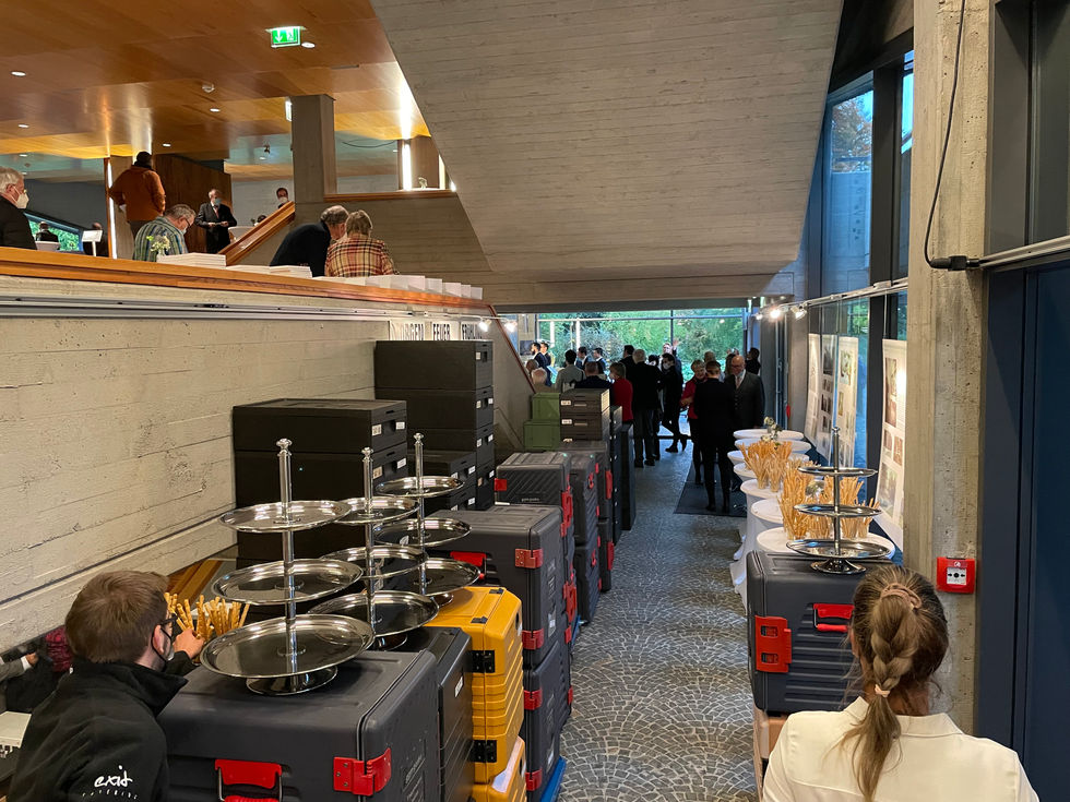 Elegante Servierplatten, die von EXIT Catering für die gastronomische Versorgung bei der Jubiläumsfeier der Hochschule für Mu