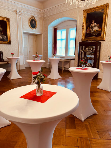 Weiße Stehtische und Eventausstattung beim Jubiläumsempfang der Sparkasse im Residenzschloss Detmold