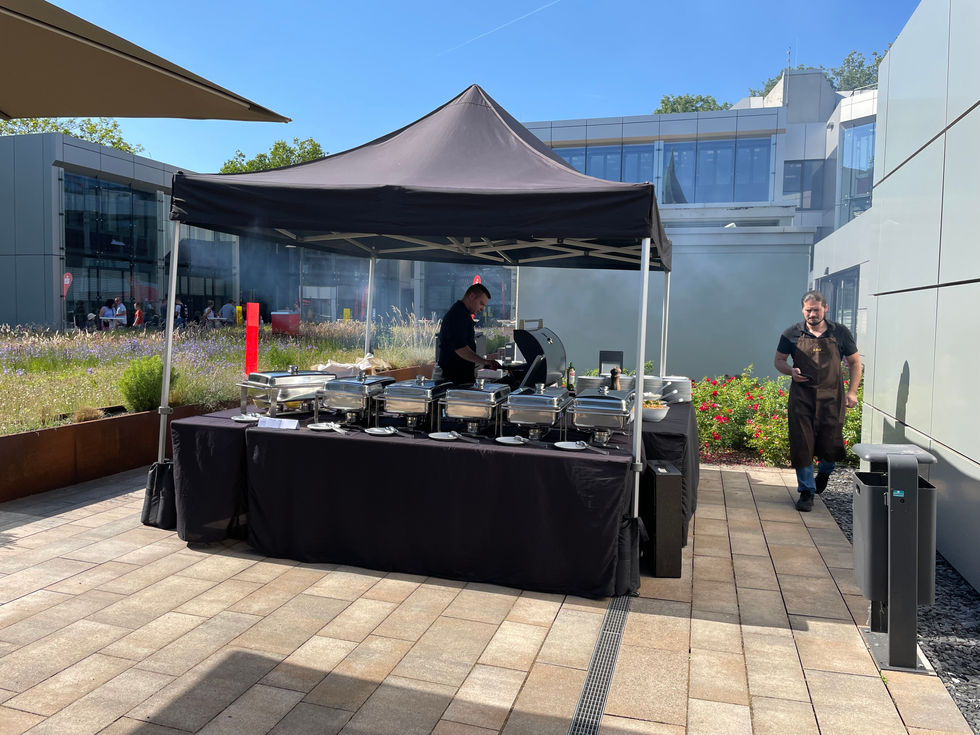 Unser professionelles Team sorgt für einen reibungslosen Ablauf und erstklassigen Service bei Ihrem BBQ-Event.