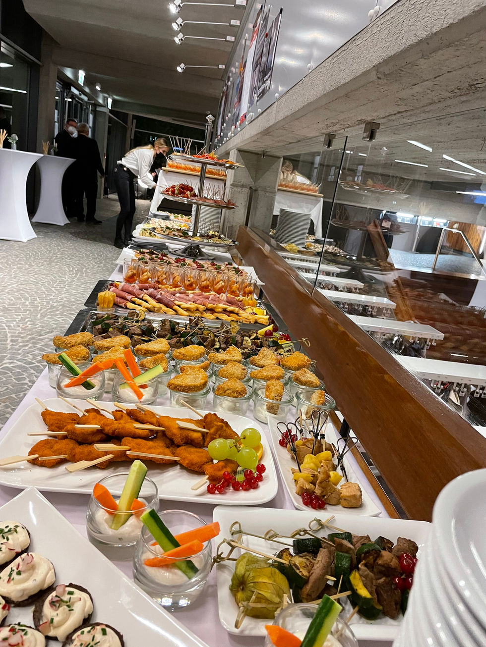 "Das professionelle Service-Personal von EXIT Catering kümmert sich um das Wohl der Gäste bei der Jubiläumsfeier der Hochschu