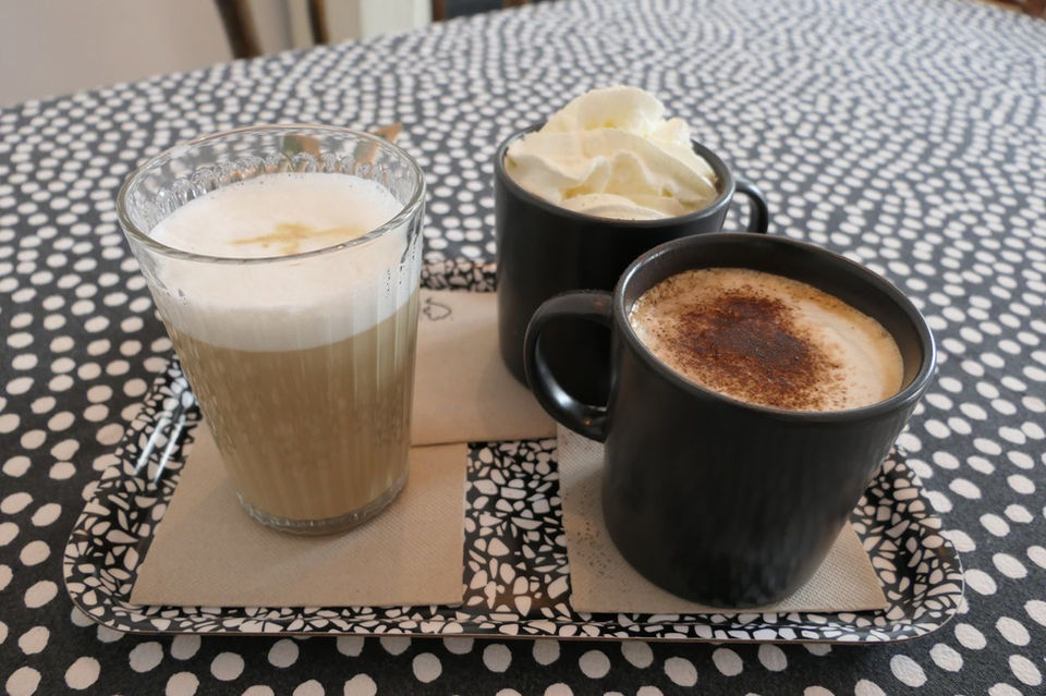 Macciato / capuccino / café Viennois au Salon de thé à Langeac