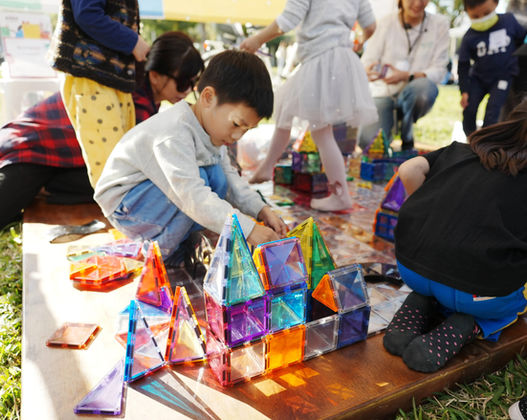 台中綠美圖 
草地上的美術課