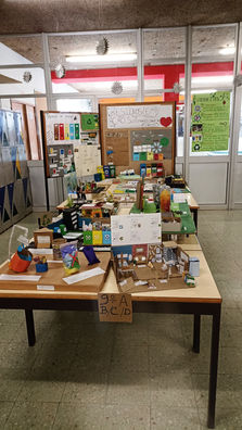 Exposição num dos átrios dos alunos: Resíduos em ação, sustentabilidade no coração