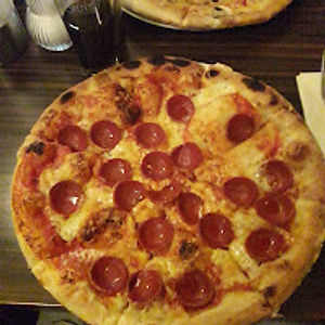 51. Tomaten, Käse*, Peperoniwurst*
