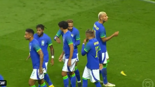 footballnews.footballmamak.com/richarlison-pelted-with-bananas-in-sickening-scenes-after-scoring-for-brazil