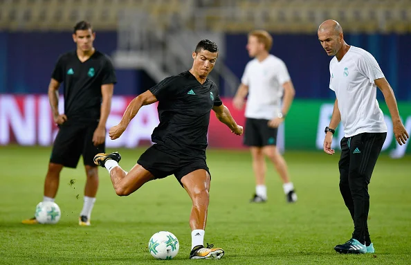 footballnews.footballmamak.com/cristiano-ronaldo-showed-real-madrid-players-how-it-s-done-in-2017-shooting-drill