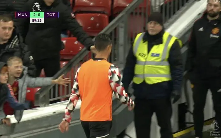 footballnews.footballmamak.com/cristiano-ronaldo-marches-down-tunnel-before-full-time-after-sitting-on-bench
