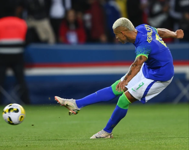 footballnews.footballmamak.com/richarlison-pelted-with-bananas-in-sickening-scenes-after-scoring-for-brazil