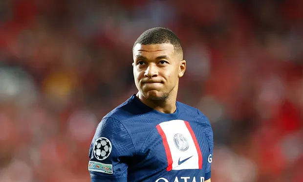 footballnews.footballmamak.com/kylian-mbappe-unhappy-at-paris-saint-germain-and-wants-january-transfer