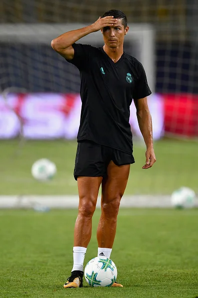 footballnews.footballmamak.com/cristiano-ronaldo-showed-real-madrid-players-how-it-s-done-in-2017-shooting-drill