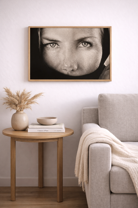 Schwarz-Weiß-Porträt eines weiblichen Gesichts mit feiner Hautstruktur, intensiven Augen und ruhigem, direktem Ausdruck.