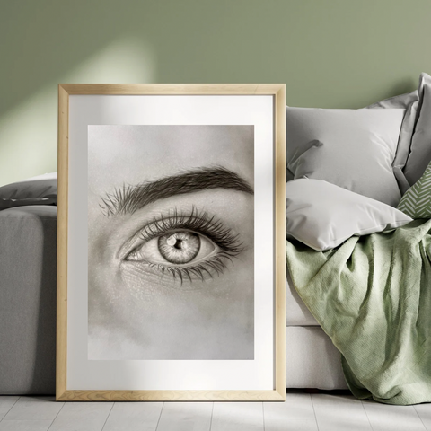 Gemälde eines Auges in einem goldenen Rahmen, über einem grünen Bett, Wallyaa.