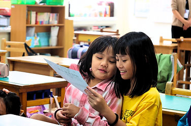 兩個孩子眼神發亮共同欣賞作品