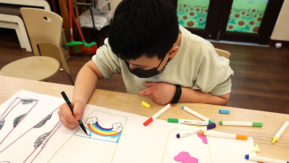 孩子拿著色筆畫畫