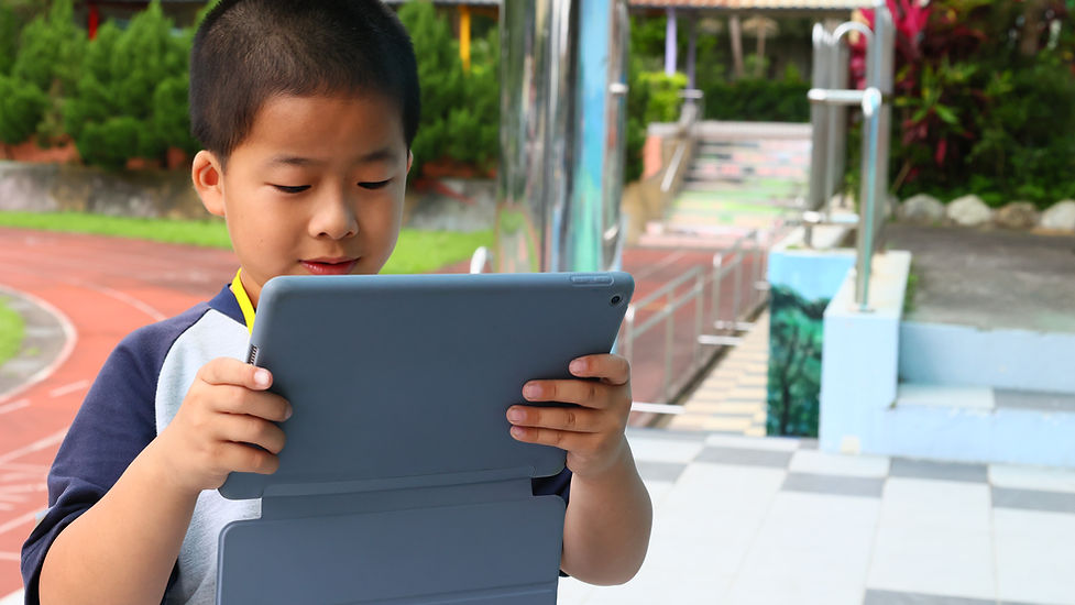 孩子拿著平板操作