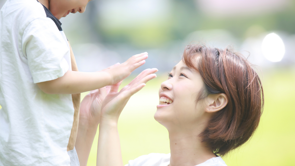 母親柔的與孩子擊掌