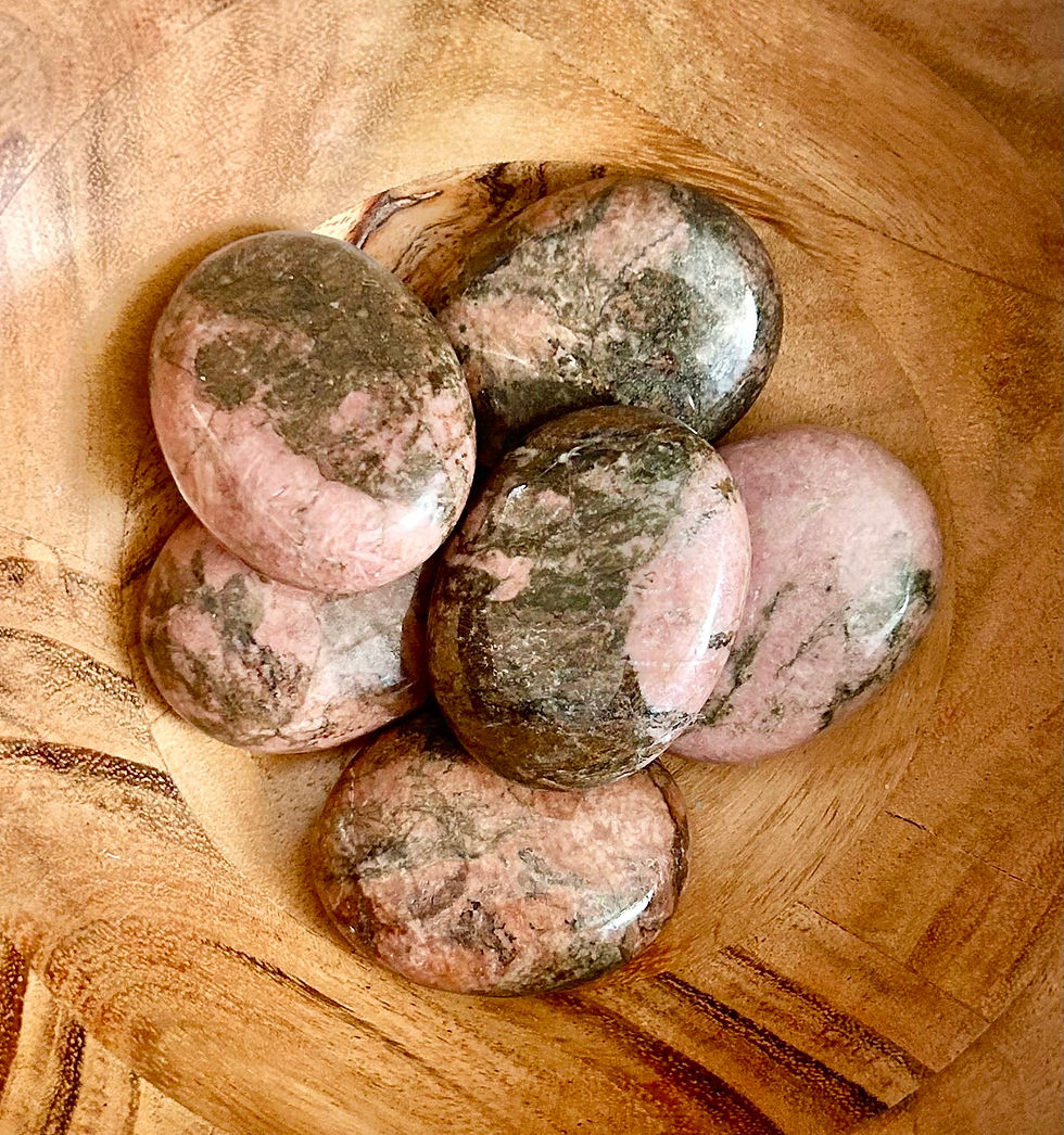 Natural rhodonite palmstone