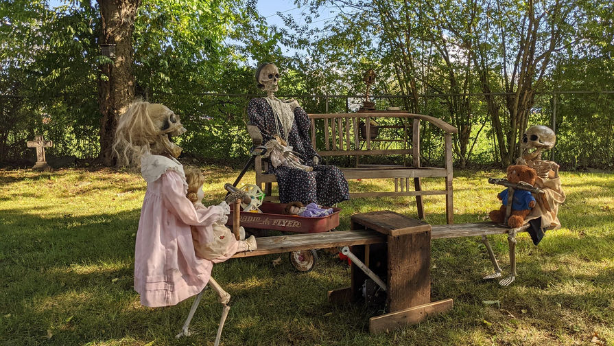 Home haunt, Halloween decorations, scary halloween props, oddities and curiosities, dark academia 