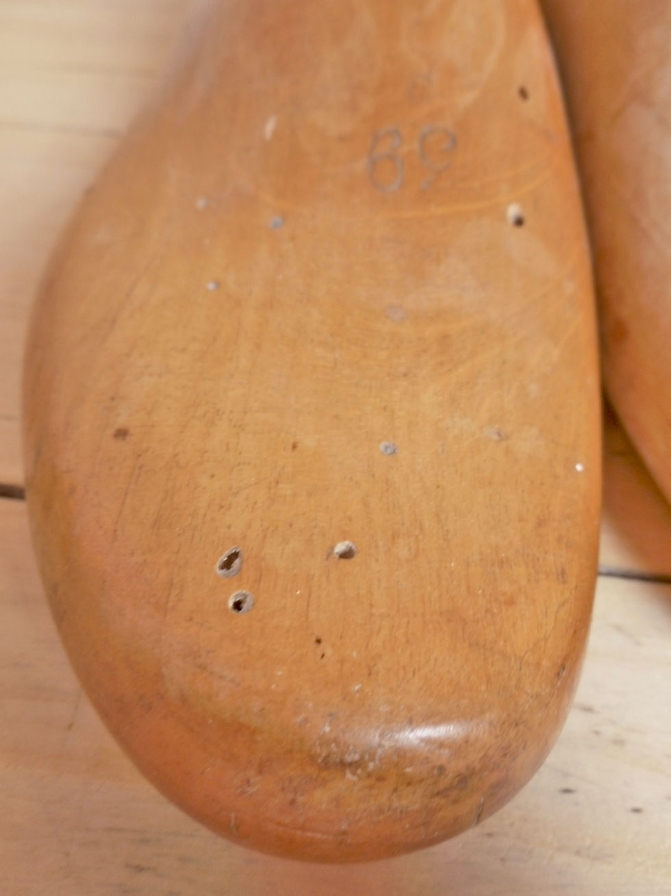 Miniature : 1 jeu de formes à chaussures en bois et cuir