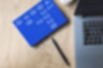 Computadora portátil y cuaderno