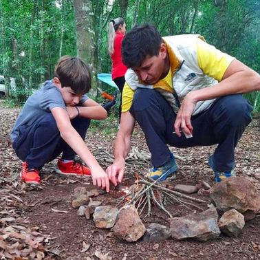 Aula de Fogueira no Acampamento de Aventura Pais & Filhos do Meu Guia Outdoor
