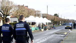 PHÁP. Hãy ngồi nhà chống dịch