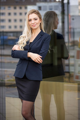 Personal Branding, Businessfotografie, Unternehmensfotografie, Porträtfotografie, Imagefotografie, Karrierefotografie, Personal Branding Fotos, Bildbearbeitung, Photoshop-Experte, Lightroom-Experte, Firmenportraits, Firmenfotografie, Ihr Werbefotograf in Frankfurt, Imagefotos, Werbebilder, Commercial Photography, Werbefotografie, Testimonialaufnahmen, Werbung, Business, Schwarz-Weiß-Fotografie, Personal Branding