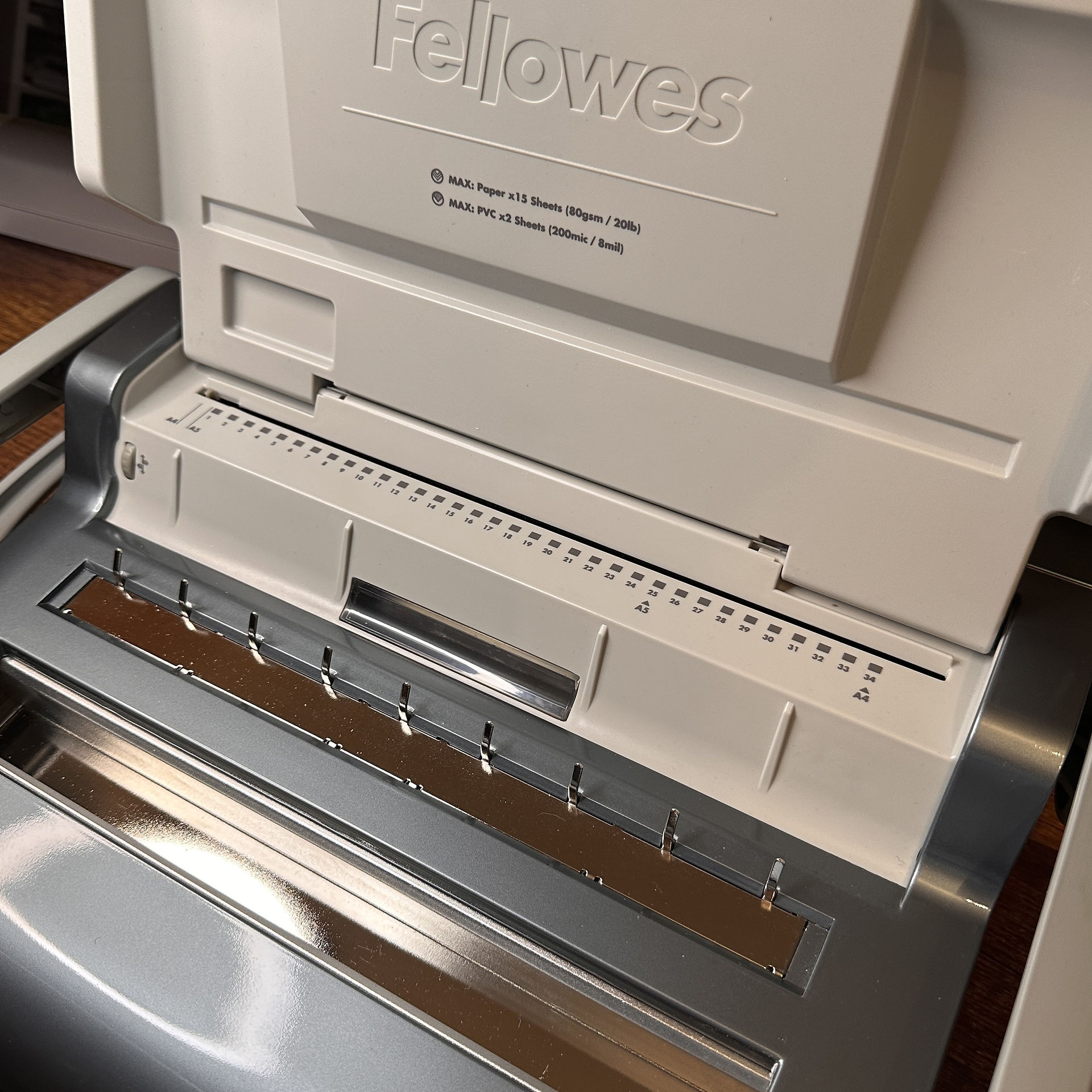 picture of Fellowes wire bind machine