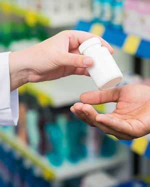 manos de los farmacéuticos