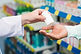 mãos dos farmacêuticos