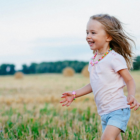 bimba che sorride in un prato
