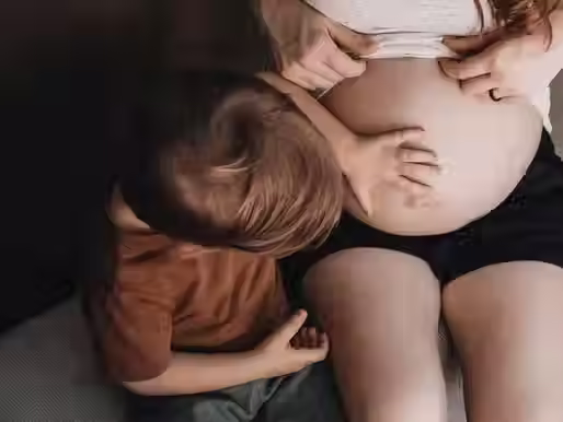 Maternar mientras menstruas: ese doble reto del que casi no hablamos.