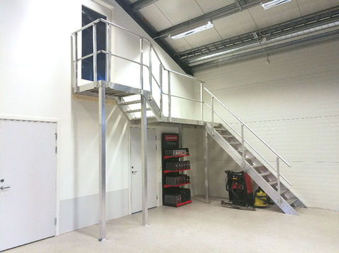 Ny trappa av aluminium med två löp och ett vilplan.